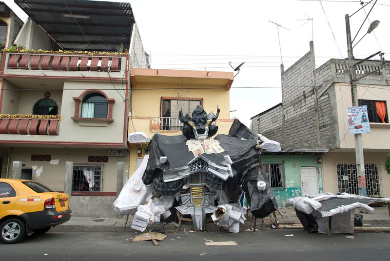 Illustration for article titled In Ecuador, insane giant sculptures of The Hulk and Hellboy invade on New Year's Eve